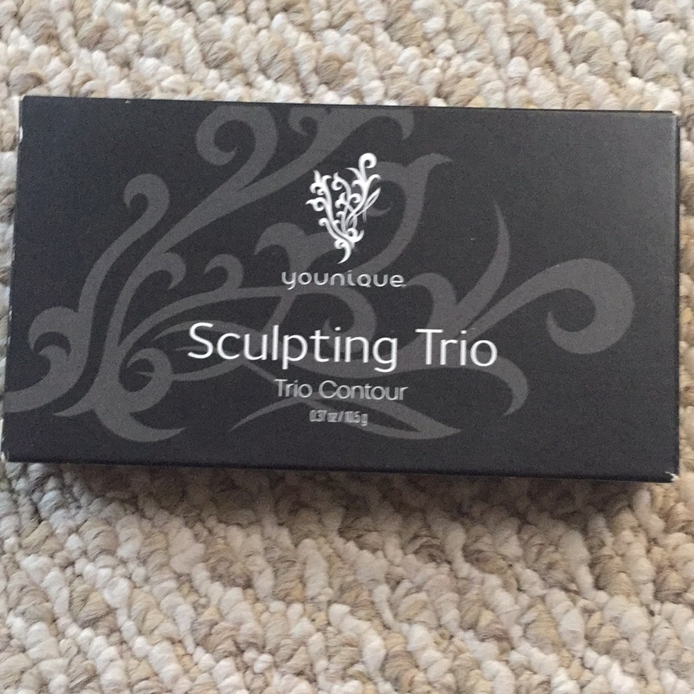 Contour Pallet & free makeup bag of choice